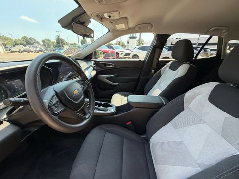 Used 2024 Chevrolet Trax LS w/ LS Convenience Package FWD image 4