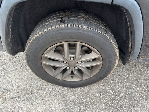 Used 2016 Jeep Grand Cherokee Laredo 75th Anniversary image 17