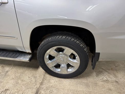 Used 2019 Chevrolet Suburban LT w/ LT Signature Package image 9