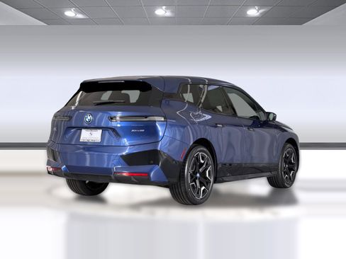 Used 2024 BMW iX xDrive50 w/ Premium Package AWD/4WD image 9
