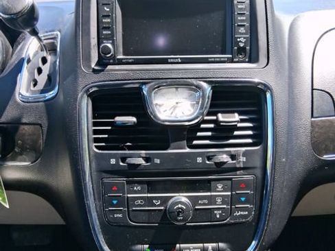 Used 2014 Chrysler Town & Country Touring FWD image 26