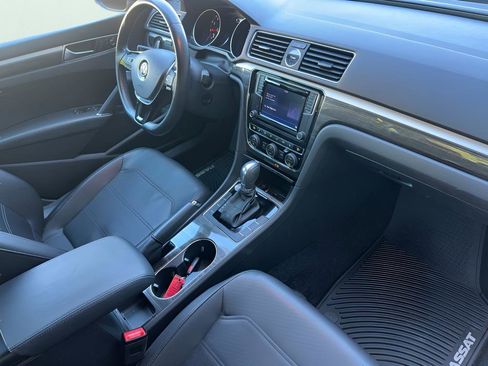 Used 2017 Volkswagen Passat 1.8T SE FWD image 32