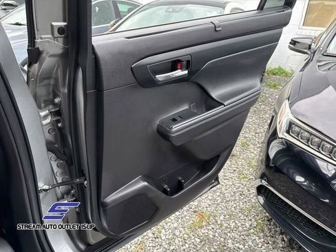 Used 2022 Toyota Highlander XLE image 21
