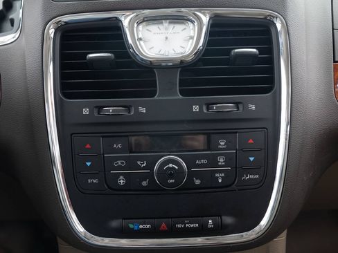 Used 2012 Chrysler Town & Country Touring-L w/ Entertainment Group #2 FWD image 37