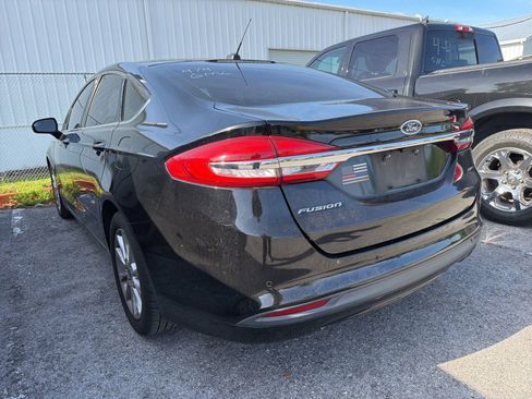 Used 2017 Ford Fusion SE w/ Fusion SE Technology Package image 9