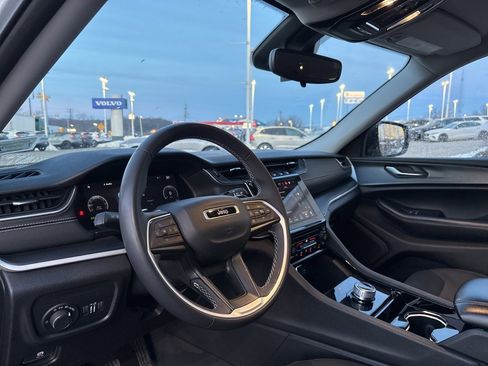 Used 2023 Jeep Grand Cherokee L Laredo image 15