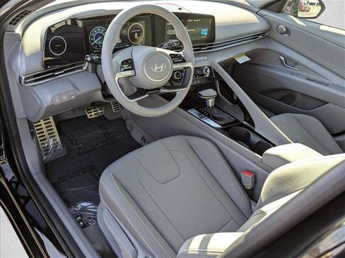 Certified 2025 Hyundai Elantra SEL FWD image 3