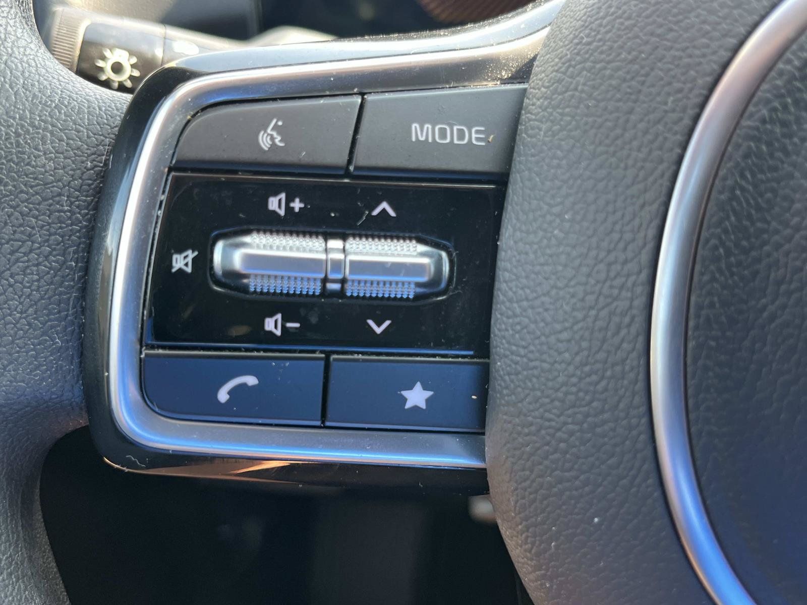 Used 2025 Kia Sorento LX FWD image 29