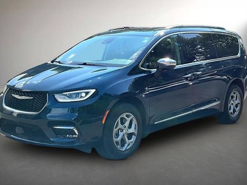 Used 2023 Chrysler Pacifica Limited w/ Uconnect Theater Family Group AWD/4WD image 3