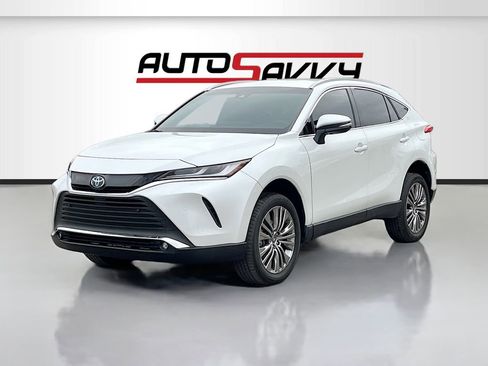 Used 2024 Toyota Venza XLE image 3