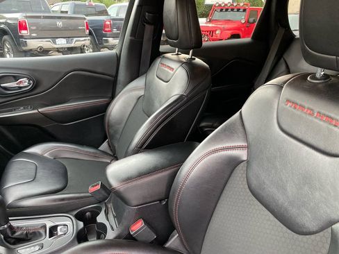 Used 2019 Jeep Cherokee Trailhawk w/ Cold Weather Group image 26