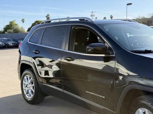 Used 2015 Jeep Cherokee Latitude w/ Comfort/Convenience Group AWD/4WD image 28