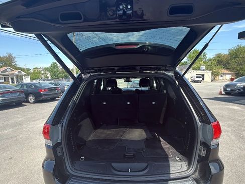 Used 2018 Jeep Grand Cherokee Laredo AWD/4WD image 9