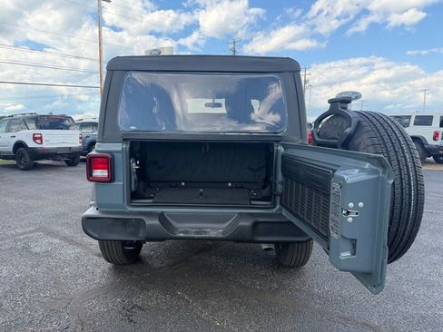Used 2025 Jeep Wrangler Sport AWD/4WD image 5