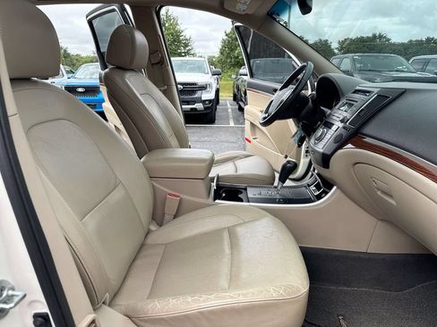 Used 2010 Hyundai Veracruz Limited w/ Rear Seat Entertainment Pkg 4 FWD image 21