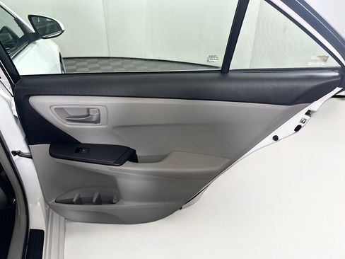 Used 2017 Toyota Camry LE image 27