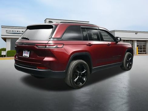 Used 2022 Jeep Grand Cherokee Altitude AWD/4WD image 5
