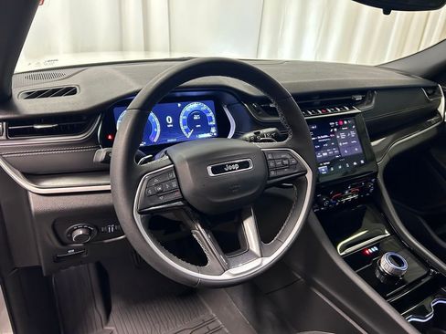 Used 2023 Jeep Grand Cherokee L Laredo AWD/4WD image 2