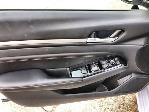 Used 2023 Nissan Altima 2.5 SR w/ SR Premium Package image 13