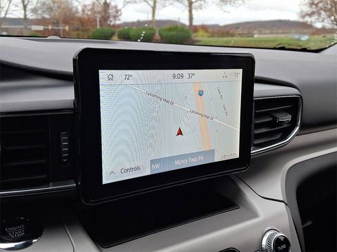 Used 2022 Ford Explorer XLT w/ Equipment Group 202A image 3