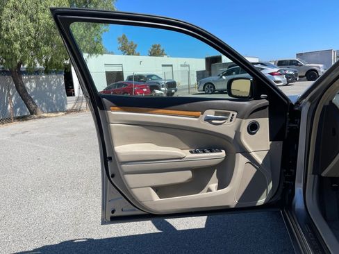 Used 2014 Chrysler 300 C AWD/4WD image 18