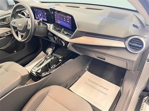 Used 2025 Chevrolet Trax LT w/ LT Convenience Package image 12