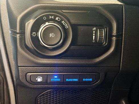 Used 2025 Jeep Wrangler Unlimited Sahara AWD/4WD image 17