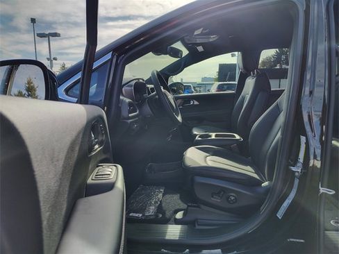 New 2026 Chrysler Pacifica Select image 2