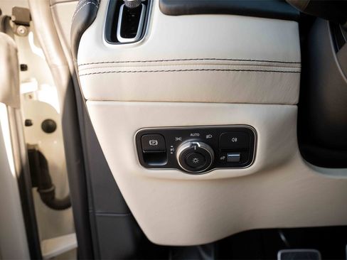 Used 2022 Aston Martin DBX image 26