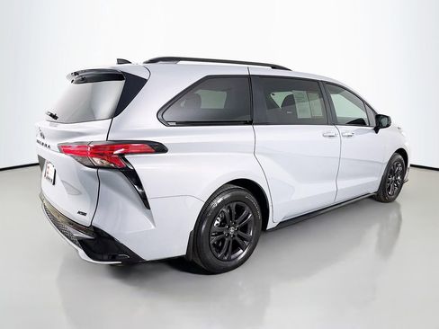 Certified 2025 Toyota Sienna XSE image 8