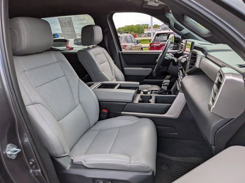 Used 2025 Toyota Tundra Limited AWD/4WD image 25