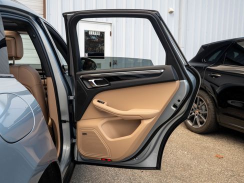 Certified 2025 Porsche Macan image 33