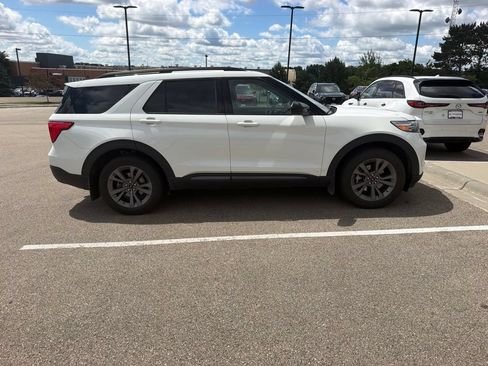 Used 2023 Ford Explorer XLT w/ Equipment Group 202A AWD/4WD image 4