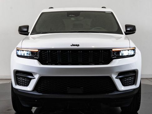 Used 2024 Jeep Grand Cherokee Altitude image 2