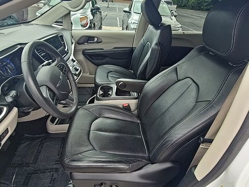 Used 2022 Chrysler Pacifica Touring-L image 14
