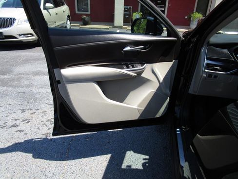 Used 2021 Cadillac XT4 Luxury w/ Cold Weather Package FWD image 13