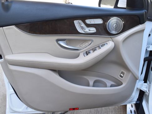 Used 2017 Mercedes-Benz GLC 300 4MATIC image 21