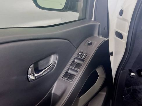 Used 2025 Nissan Frontier SV w/ SV Convenience Package RWD image 16