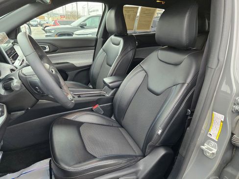 Used 2023 Jeep Compass Latitude w/ Mopar Graphics Package image 16