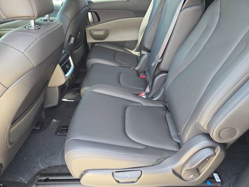 New 2026 Kia Carnival EX FWD image 17
