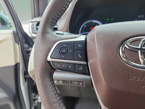 Used 2023 Toyota Sienna Platinum FWD image 13