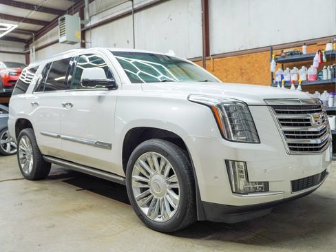 Used 2020 Cadillac Escalade Platinum AWD/4WD image 3