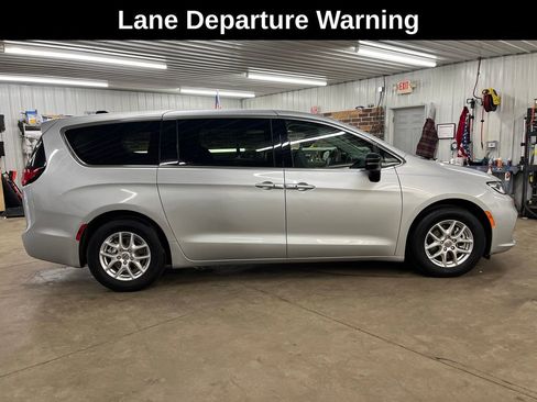 Used 2024 Chrysler Pacifica Touring-L image 8