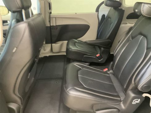 Used 2024 Chrysler Pacifica Touring-L image 11