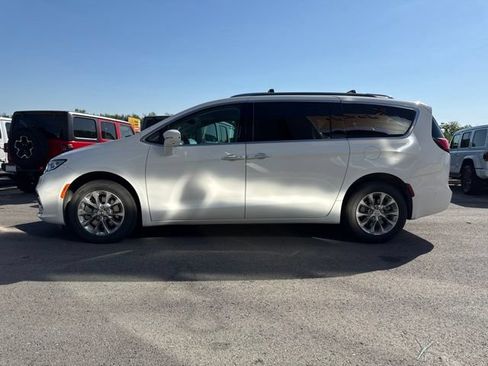 Used 2021 Chrysler Pacifica Touring-L w/ Uconnect Theater Family Group AWD/4WD image 4