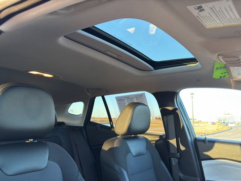 Used 2024 Chevrolet Trax LT w/ Sunroof Package FWD image 29