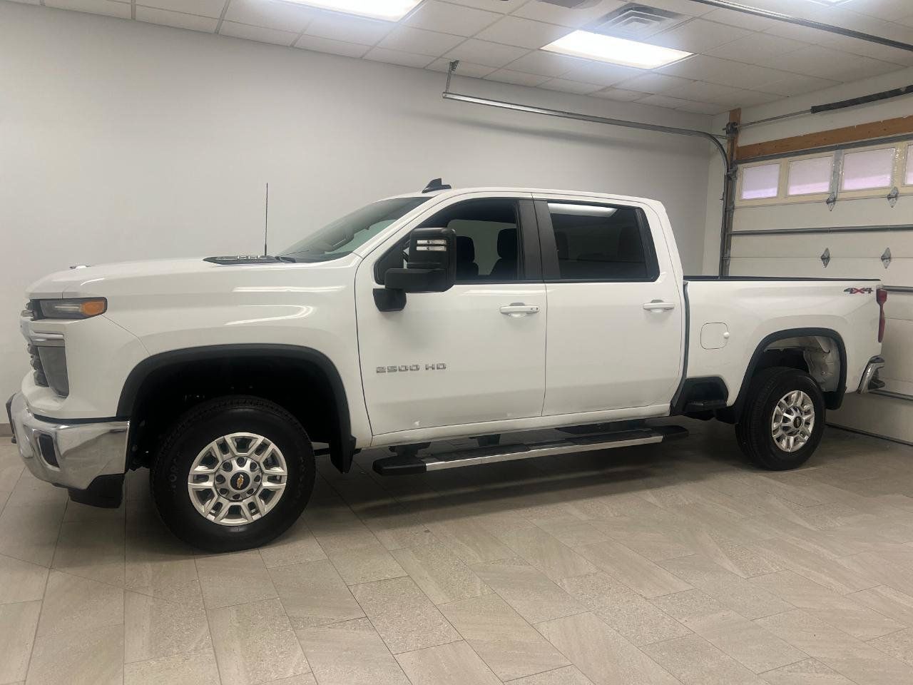 Used 2025 Chevrolet Silverado 2500 LT w/ Convenience Package AWD/4WD image 5