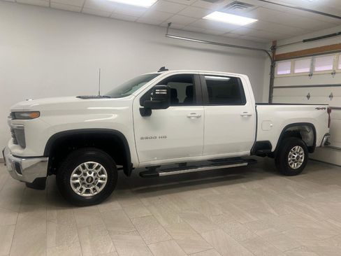 Used 2025 Chevrolet Silverado 2500 LT w/ Convenience Package AWD/4WD image 5