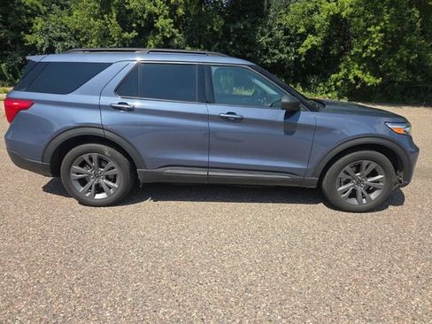 Used 2021 Ford Explorer XLT w/ Equipment Group 202A AWD/4WD image 21
