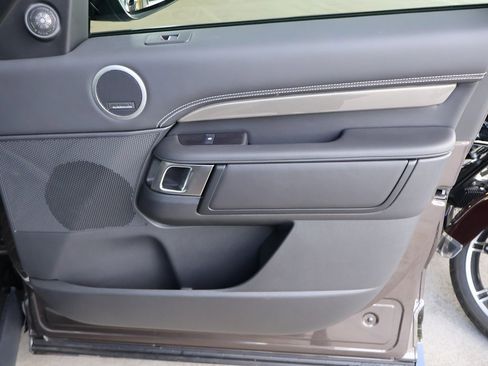 Used 2025 Land Rover Discovery Metropolitan Edition image 26